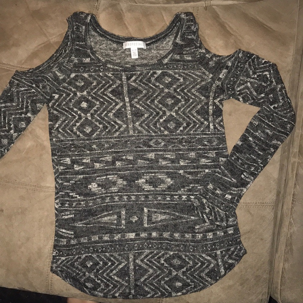 Aeropostale shoulder cutout shirt